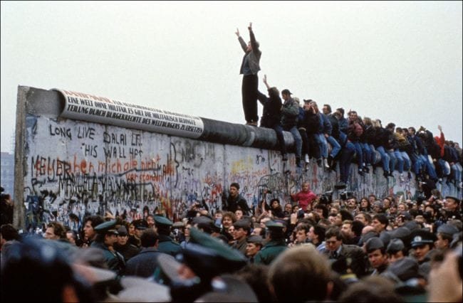 احتشاد الجماهير الألمانية أثناء إسقاط جدار برلين