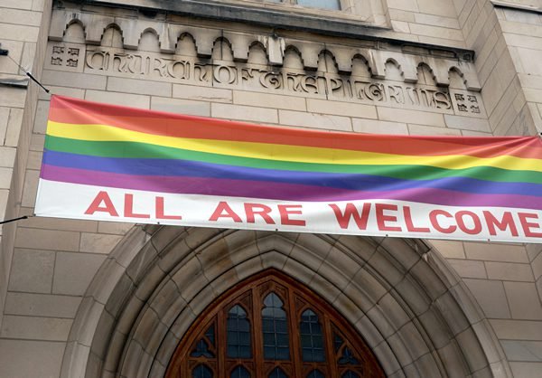 صورة لكنيسة تبارك تزويج مثليي الجنس وترفع علم الشذوذ