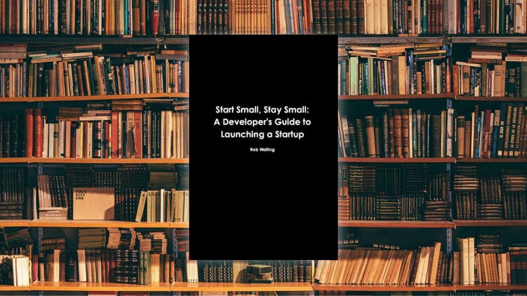 كيف تستطيع كمُطور أن تطلق مشاريع تقنية جانبية تدر عليك دخلًا إضافيا. لمحة سريعة حول كتاب Start Small, Stay Small: A Developer's Guide to Launching a Startup