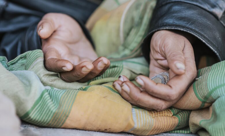 كيف تنقذ فقيرا من الفقر؟