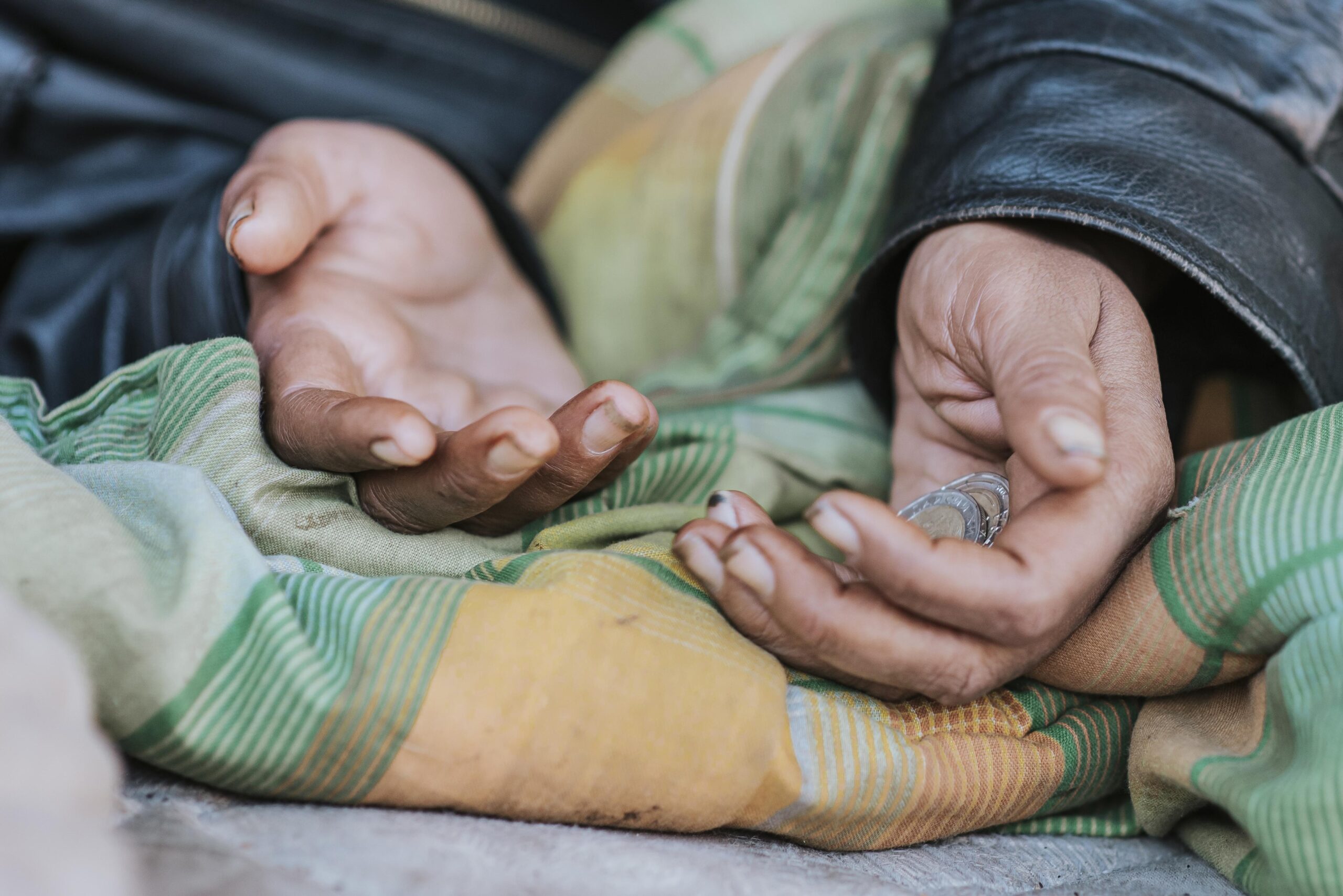 كيف تنقذ فقيرا من الفقر؟