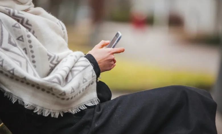 المرأة بين وعيٍ أصيل وصوتٍ دخيل: قراءة في أثر الميديا على منظومة القيم