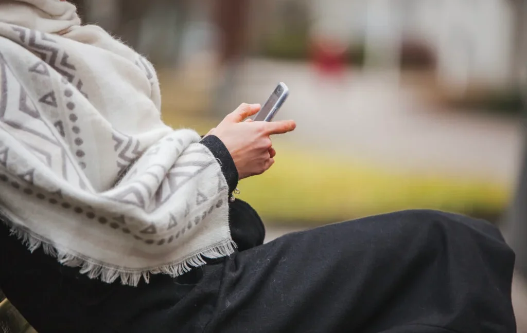 المرأة بين وعيٍ أصيل وصوتٍ دخيل: قراءة في أثر الميديا على منظومة القيم